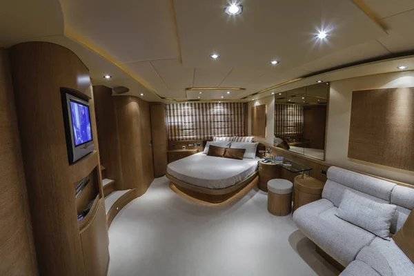 Italy, Fiumicino (Rome), luxury yacht, master bedroom — Stock Photo, Image