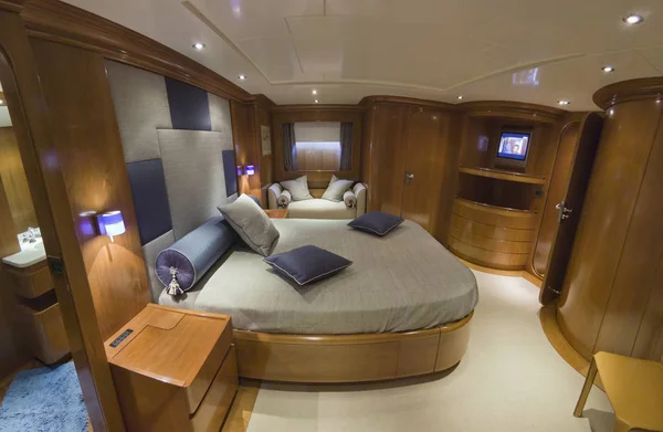 Italy, S.Felice Circeo (Rome), luxury yacht, master bedroom — Stock Photo, Image