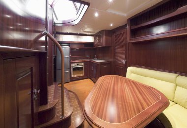 İtalya, Toskana, Viareggio; 6 Temmuz 2005, ıstakoz lüks yat, mutfak ve yemek masası - Editörden