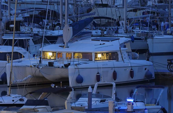Ιταλία, Σικελία, στη Μεσόγειο θάλασσα, Marina di Ragusa? 19 Οκτωβρίου 2016, βάρκες και πολυτελή σκάφη στο λιμάνι στο ηλιοβασίλεμα - συντακτική — Φωτογραφία Αρχείου