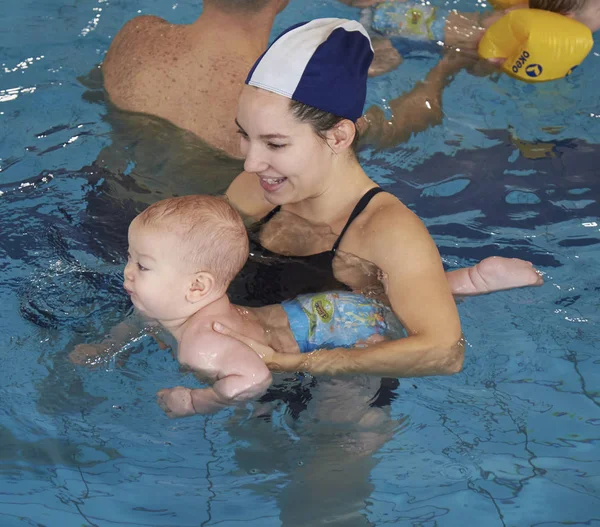 Italien; 19 November 2016, ung mamma och hennes nyfödda gossebarn i en pool - ledare — Stockfoto
