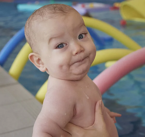 Italy;, newborn male child in a swimming pool — Stock Photo, Image