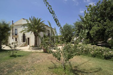 İtalya, Sicilya, kırsal Ragusa eyaletinde; 17 Ağustos 2005, eski Sicilya taş ev - Editörden