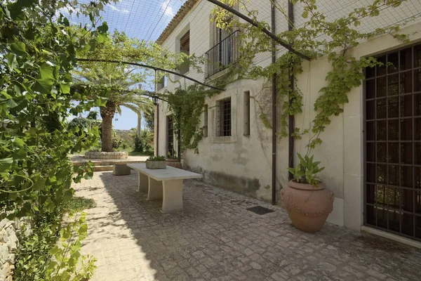 Italy, Sicily, countryside in Ragusa Province; 17 August 2005, old sicilian stone house - EDITORIAL — Stock Photo, Image