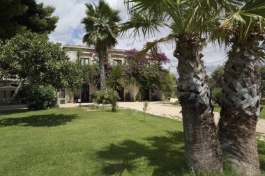 İtalya, Sicilya, kırsal Ragusa eyaletinde; 17 Ağustos 2005, eski Sicilya taş ev - Editörden