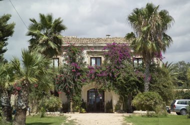 İtalya, Sicilya, kırsal Ragusa eyaletinde; 17 Ağustos 2005, eski Sicilya taş ev - Editörden