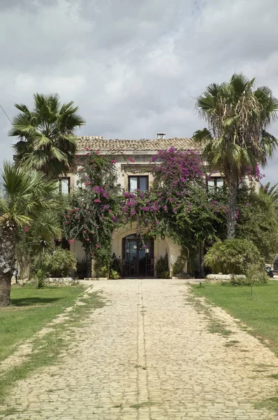 Italy, Sicily, countryside in Ragusa Province; 17 August 2005, old sicilian stone house - EDITORIAL — Stock Photo, Image