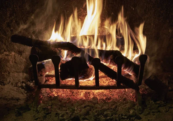 Brandhout branden in een open haard — Stockfoto