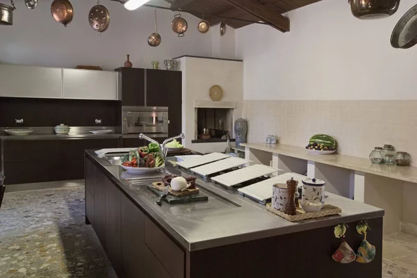 Italy, Sicily, countryside in Ragusa Province; 17 August 2005, interiors of an old sicilian stone house, kitchen - EDITORIAL — Stock Photo, Image