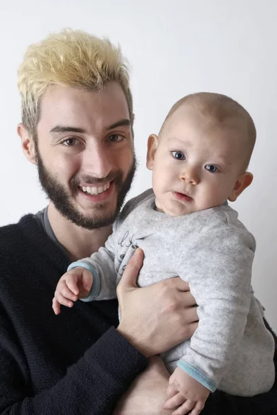 Itália, retrato de um jovem pai com seu filho bebê — Fotografia de Stock