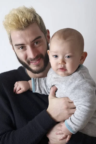 Italie, portrait d'un jeune père avec son fils — Photo