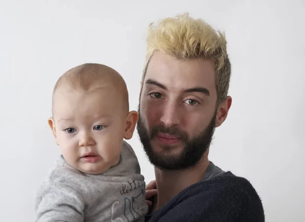 Itália, retrato de um jovem pai com seu filho bebê — Fotografia de Stock