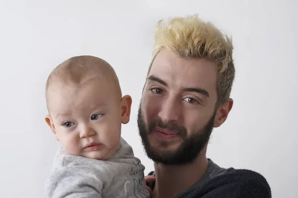 Itália, retrato de um jovem pai com seu filho bebê — Fotografia de Stock