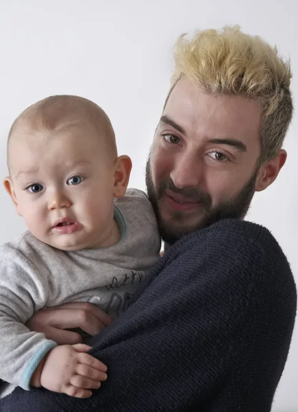 Italie, portrait d'un jeune père avec son fils — Photo