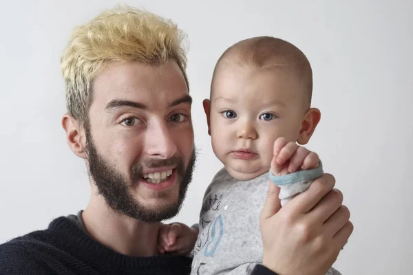 Italien, Porträt eines jungen Vaters mit seinem kleinen Sohn — Stockfoto