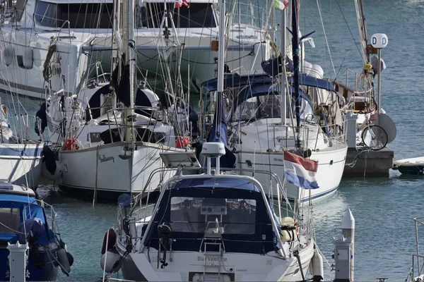 Италия, Сицилия, Средиземное море, Marina di Ragusa; 30 ноября 2016, салют лодок в порту - РЕДАКЦИЯ — стоковое фото