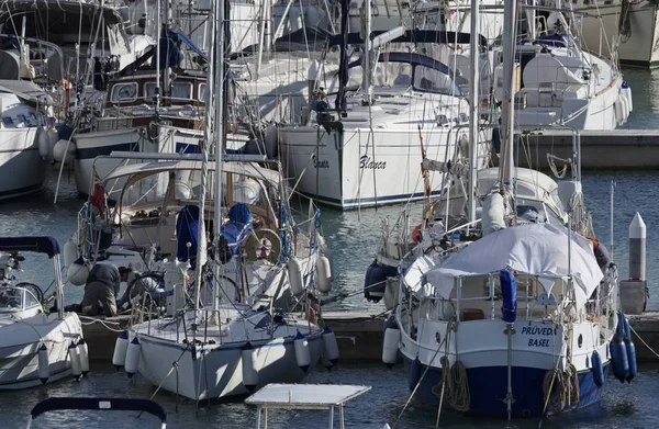 Itália, Sicília, Mar Mediterrâneo, Marina di Ragusa; 30 de novembro de 2016, veleiros no porto - EDITORIAL — Fotografia de Stock