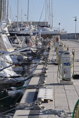 İtalya, Sicilya, Akdeniz, Marina di Ragusa; 1 Aralık 2016, Lüks Yatlar port - Editörden