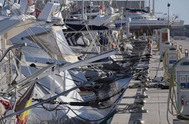 İtalya, Sicilya, Akdeniz, Marina di Ragusa; 1 Aralık 2016, Lüks Yatlar port - Editörden