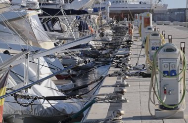 İtalya, Sicilya, Akdeniz, Marina di Ragusa; 1 Aralık 2016, Lüks Yatlar port - Editörden