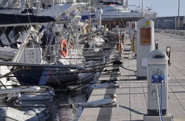 İtalya, Sicilya, Akdeniz, Marina di Ragusa; 1 Aralık 2016, Lüks Yatlar port - Editörden