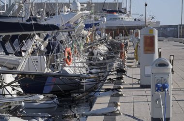 İtalya, Sicilya, Akdeniz, Marina di Ragusa; 1 Aralık 2016, Lüks Yatlar port - Editörden