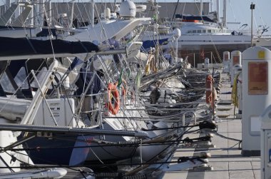İtalya, Sicilya, Akdeniz, Marina di Ragusa; 1 Aralık 2016, Lüks Yatlar port - Editörden