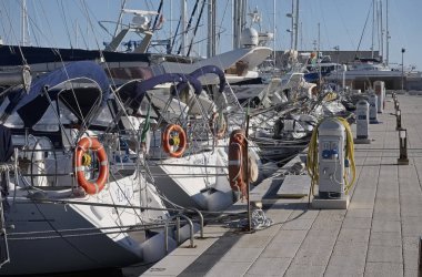 İtalya, Sicilya, Akdeniz, Marina di Ragusa; 1 Aralık 2016, Lüks Yatlar port - Editörden