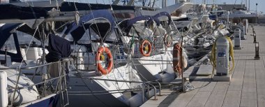 İtalya, Sicilya, Akdeniz, Marina di Ragusa; 1 Aralık 2016, Lüks Yatlar port - Editörden