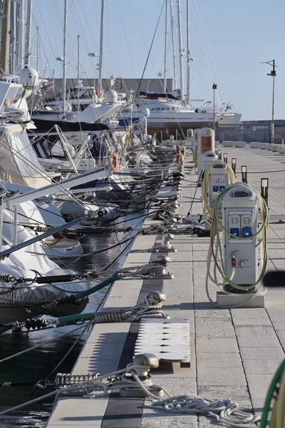 İtalya, Sicilya, Akdeniz, Marina di Ragusa; 1 Aralık 2016, Lüks Yatlar port - Editörden