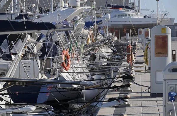意大利的西西里岛，地中海，玛丽娜迪拉古;2016 年 12 月 1 日，豪华游艇在港口-社论 — 图库照片