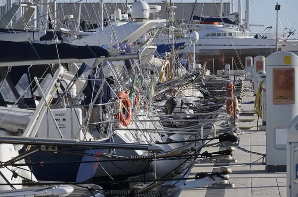 İtalya, Sicilya, Akdeniz, Marina di Ragusa; 1 Aralık 2016, Lüks Yatlar port - Editörden