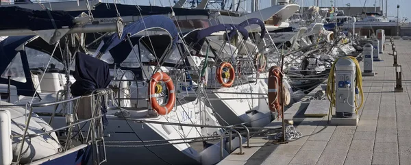 İtalya, Sicilya, Akdeniz, Marina di Ragusa; 1 Aralık 2016, Lüks Yatlar port - Editörden