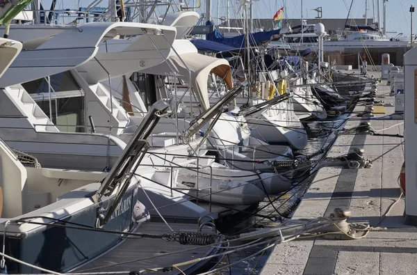 Włochy, Sycylia, Morze Śródziemne, Marina di Ragusa; 1 grudnia 2016 r., luksusowe jachty w porcie - Redakcja — Zdjęcie stockowe