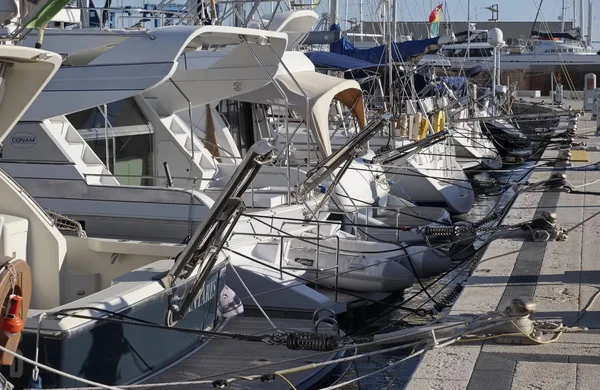 Italië, Sicilië, Middellandse Zee, Marina di Ragusa; 1 December 2016, jachten luxe in de haven - redactie — Stockfoto