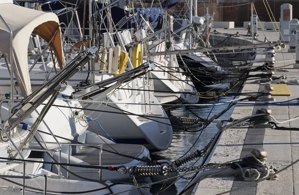 Itália, Sicília, Mar Mediterrâneo, Marina di Ragusa; 1 Dezembro 2016, iates de luxo no porto - EDITORIAL — Fotografia de Stock