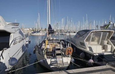 İtalya, Sicilya, Akdeniz, Marina di Ragusa; 1 Aralık 2016, Lüks Yatlar port - Editörden