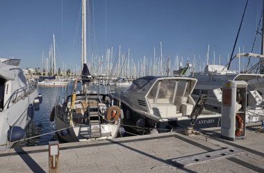 İtalya, Sicilya, Akdeniz, Marina di Ragusa; 1 Aralık 2016, Lüks Yatlar port - Editörden