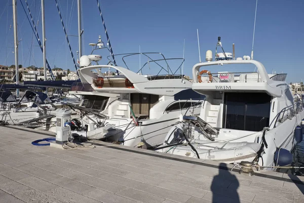 Itália, Sicília, Mar Mediterrâneo, Marina di Ragusa; 1 Dezembro 2016, iates de luxo no porto - EDITORIAL — Fotografia de Stock