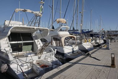 İtalya, Sicilya, Akdeniz, Marina di Ragusa; 1 Aralık 2016, Lüks Yatlar port - Editörden