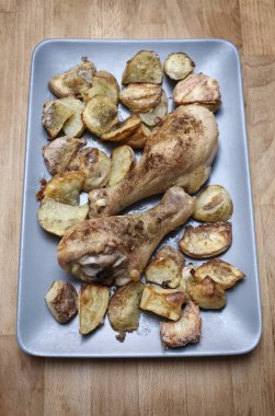 Izgara tavuk budu bir tabak patates ile