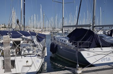 İtalya, Sicilya, Akdeniz, Marina di Ragusa; 1 Aralık 2016, Lüks Yatlar port - Editörden