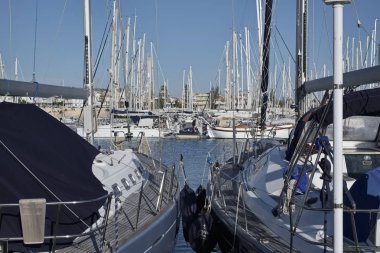 İtalya, Sicilya, Akdeniz, Marina di Ragusa; 1 Aralık 2016, Lüks Yatlar port - Editörden