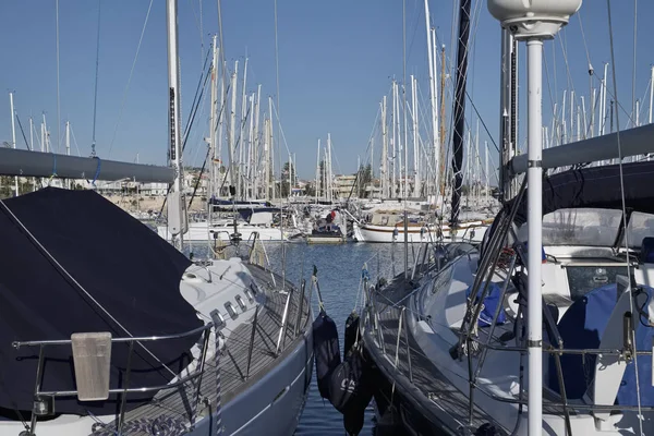 İtalya, Sicilya, Akdeniz, Marina di Ragusa; 1 Aralık 2016, Lüks Yatlar port - Editörden — Stok fotoğraf