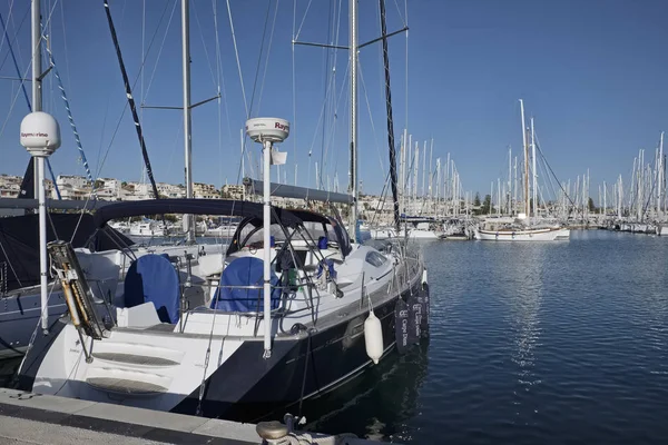 Италия, Сицилия, Средиземное море, Marina di Ragusa; 1 декабря 2016, роскошные яхты в порту - EDITORIAL — стоковое фото