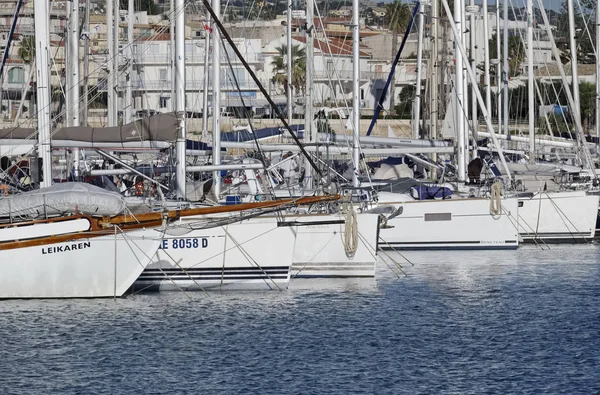 İtalya, Sicilya, Akdeniz, Marina di Ragusa; 1 Aralık 2016, Lüks Yatlar port - Editörden