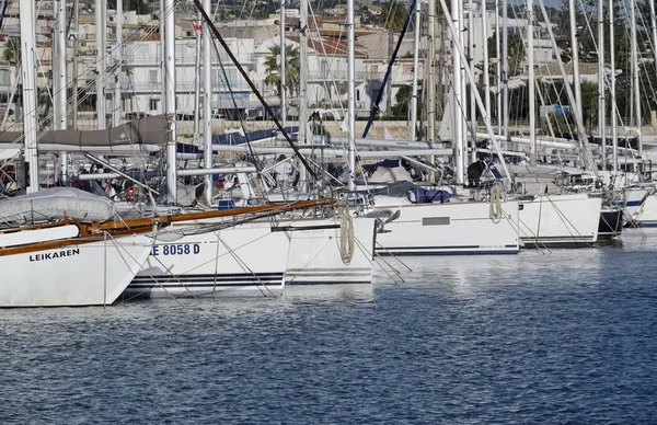 İtalya, Sicilya, Akdeniz, Marina di Ragusa; 1 Aralık 2016, Lüks Yatlar port - Editörden