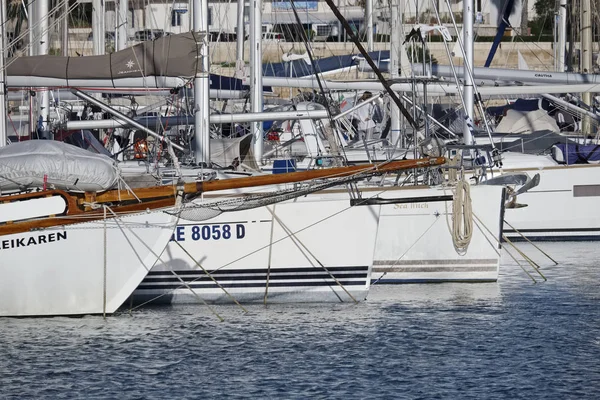 İtalya, Sicilya, Akdeniz, Marina di Ragusa; 1 Aralık 2016, Lüks Yatlar port - Editörden