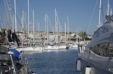 İtalya, Sicilya, Akdeniz, Marina di Ragusa; 1 Aralık 2016, Lüks Yatlar port - Editörden