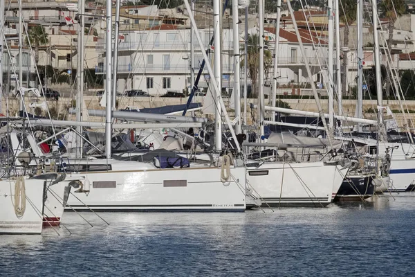 イタリア、シチリア島、地中海、マリーナ ディ ラグーザ。2016 年 12 月 1 日、高級ヨットのポート - 社説 — ストック写真